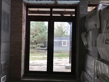 Двері в будинок