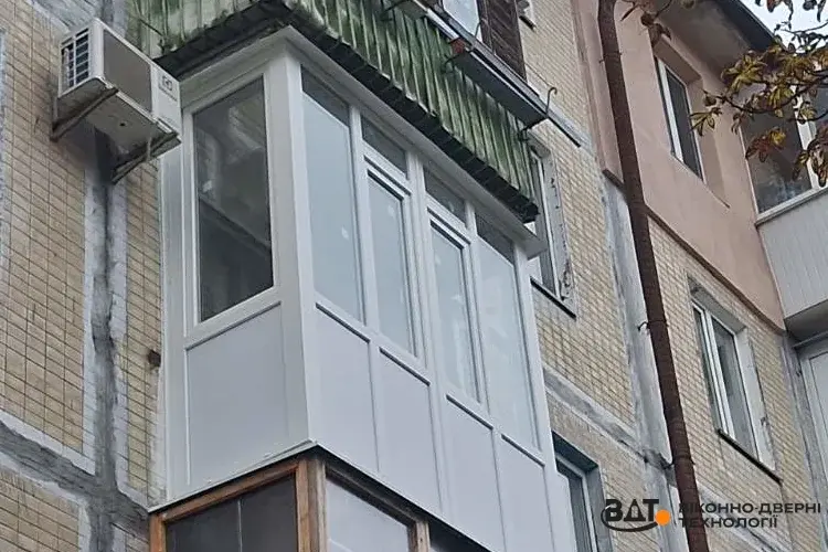 П-подібний балкон у квартирі