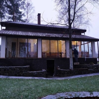 Холодное панорамное остекление террасы с раздвижной слайдинговой системой из алюминия установлено в загородном доме.