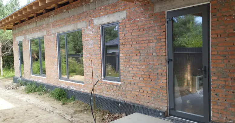 Скління приватного будинку в Бобриці з використанням профільної системи WDS 76 AD та зовнішньої ламінації Антрацит піщаний.