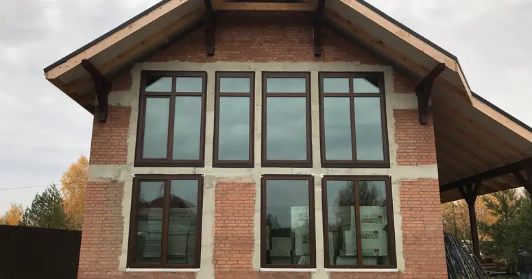 Скління заміського будинку профільними системами Aluplast Ideal 4000 та Ideal 7000 у ламінації «горіх».