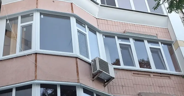 Нове скління лоджії та еркерного балкона на фасаді будинку в Києві