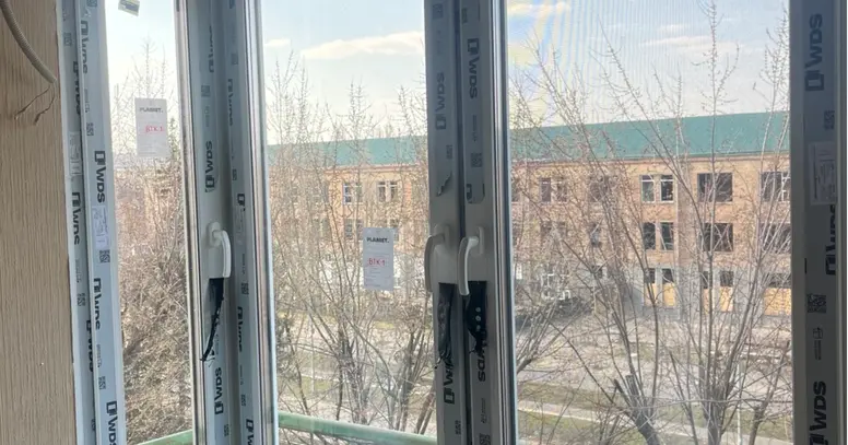Замена остекления угловой лоджии в квартире по программе єВідновлення. Новые энергоэффективные окна WDS с двухкамерными стеклопакетами.