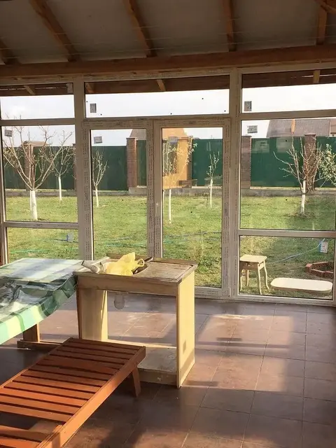 Великий простір скління в альтанці