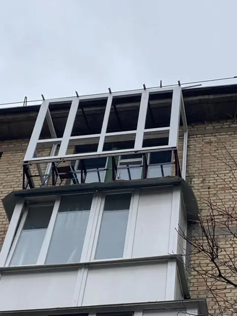 Балкон під ключ у хрущівці після реконструкції з виносом по плиті, новим дахом, утепленням та склінням WDS 5S