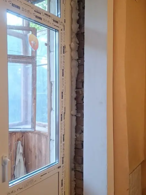 Балконні двері Rehau Euro 70 після встановлення в квартирі під час реконструкції віконного блоку.