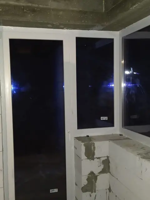 Металопластикові балконні двері та вікно з енергоефективним склопакетом і профілем Ekipazh Ultra 70.