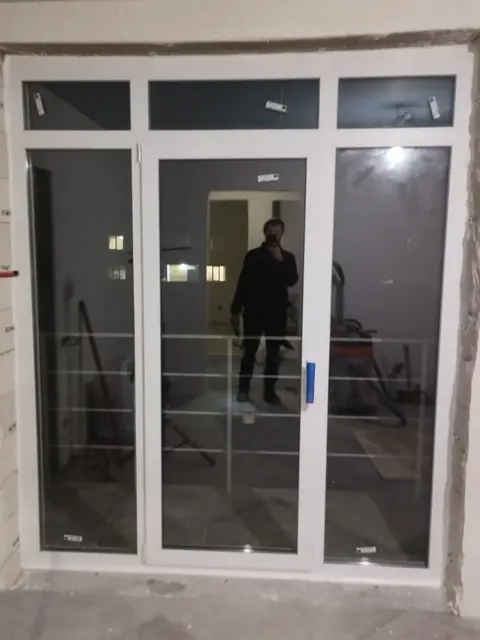Балконні двері WDS 76 AD з фрамугою та двокамерним енергозберігаючим склопакетом 48 мм з тріплексом, фурнітура WinkHaus, Київська область