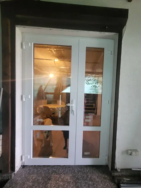 Вхідні ПВХ двері Osnova 60 з однокамерним енергозберігаючим склопакетом 24 мм