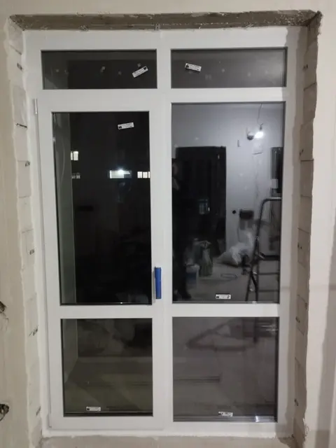 Двостулкові балконні двері WDS 76 AD з верхньою фрамугою, двокамерним енергозберігаючим склопакетом 48 мм та тріплексом