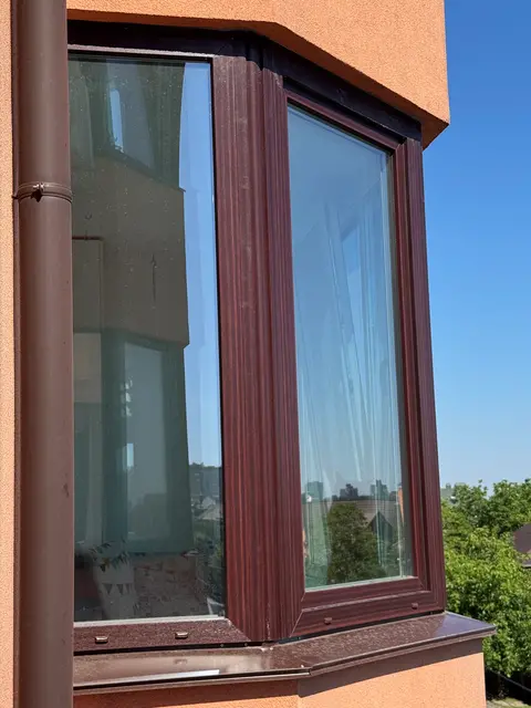 Зовнішній вигляд еркерної системи WDS 76 AD із ламінацією Mahogany після завершення монтажу та ремонту.