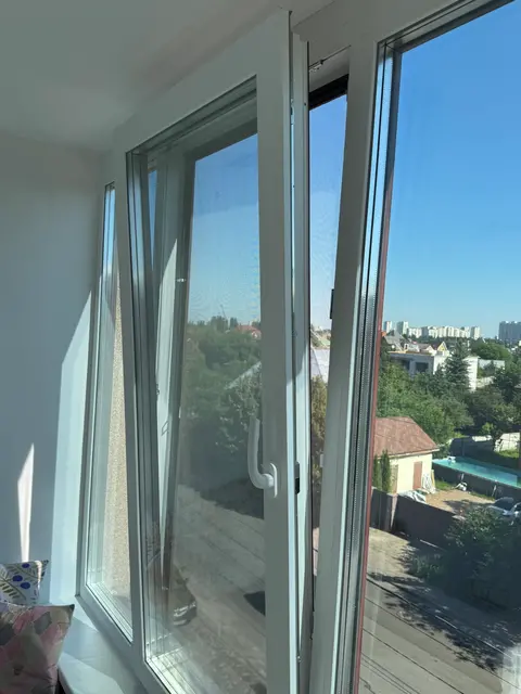 Еркерна система WDS 76 AD з відкритою поворотно-відкидною стулкою після завершення ремонту.