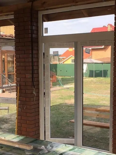 Інтер'єр заскленої альтанки з панорамними вікнами та дверима Rehau Euro 60.