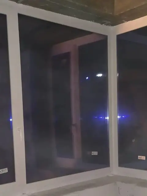 Кутове металопластикове вікно з дзеркальним ефектом рефлекторного скла на базі профільної системи Ekipazh Ultra 70.