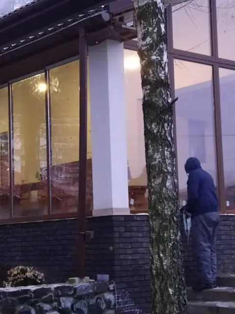 Кутове панорамне скління тераси приватного будинку з ламінованими вікнами кольору горіх