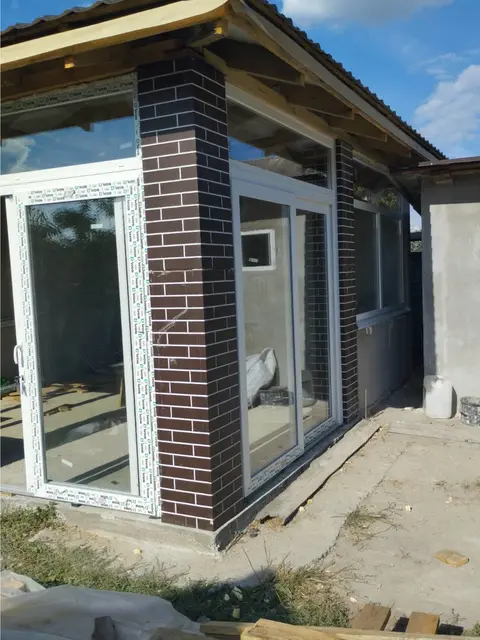 Панорамне скління веранди приватного будинку з вікнами WDS 5S та розсувною системою WDS 60 SL
