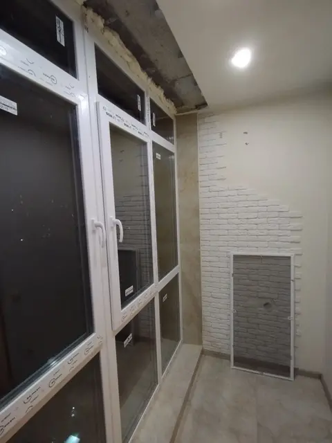Встановлення панорамного скління еркерного балкона WDS 6S зі збереженням декоративної цегли, облицювання та підвісної стелі в Ірпені