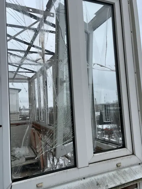 Пошкоджене скління балкона до заміни конструкцій за програмою єВідновлення.