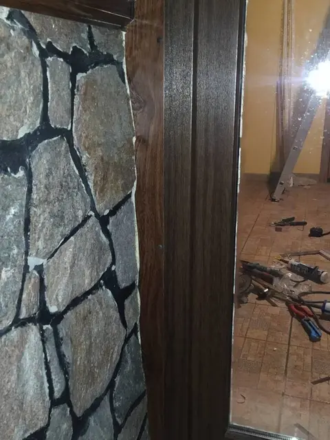 Художнє підрізування декоративної лиштви під контури кам'яної кладки для акуратного примикання скління тераси.