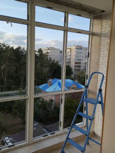 Реконструкція еркерного балкона в Ірпені зі збереженням декоративного оздоблення та встановленням панорамних вікон WDS 6S з двокамерними енергозберігаючими склопакетами 40 мм