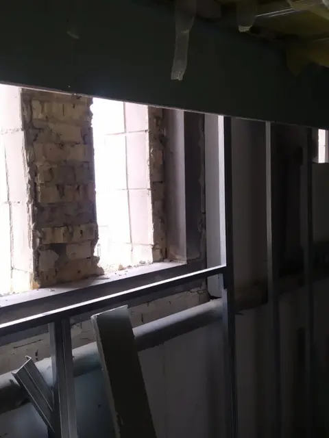 Реконструкція віконного отвору з монтажем металокаркаса перед встановленням вікна WDS 8S.