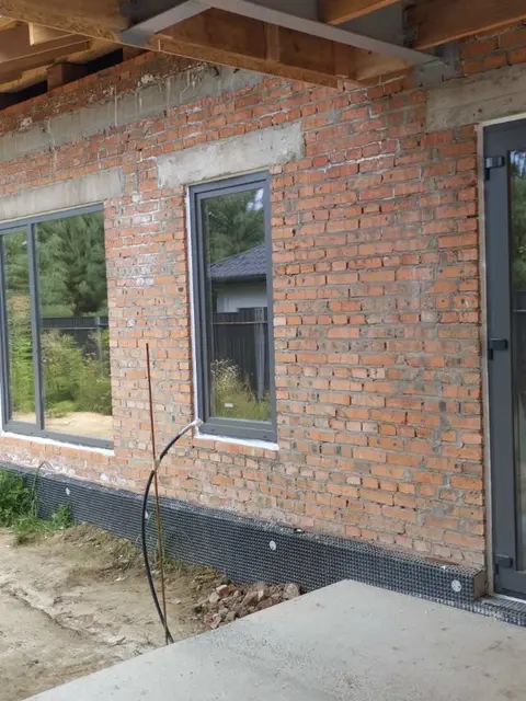 Скління приватного будинку в Бобриці з використанням профільної системи WDS 76 AD та зовнішньої ламінації Антрацит піщаний.