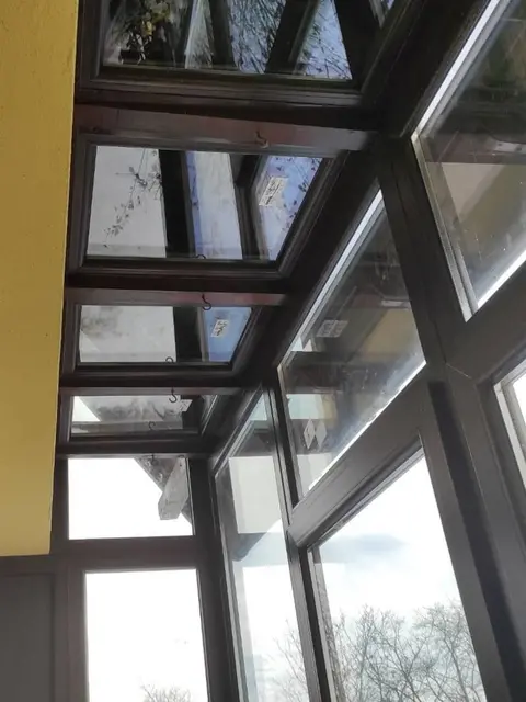 Інтеграція віконних конструкцій у площину покрівлі тераси для максимального природного освітлення простору.