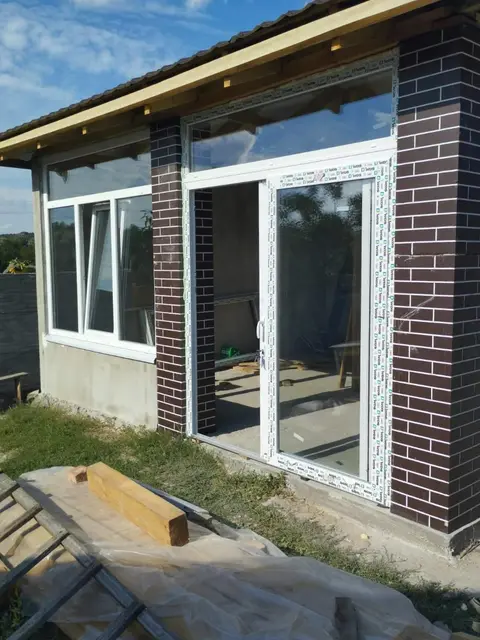 Скління веранди у приватному будинку з використанням вікон WDS 5S та розсувних дверей WDS 60 SL.