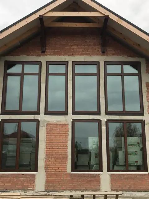 Скління заміського будинку профільними системами Aluplast Ideal 4000 та Ideal 7000 у ламінації «горіх».