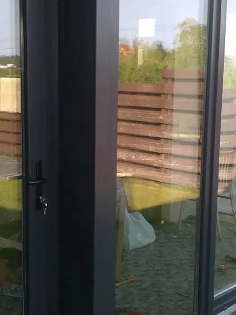 Панорамне скління веранди з профілю Rehau Euro 60 та вхідними дверима кольору антрацит