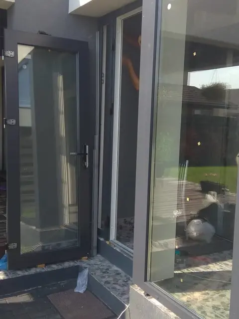 Вхідні двері веранди з профілю Rehau Euro 60 та ламінацією антрацит
