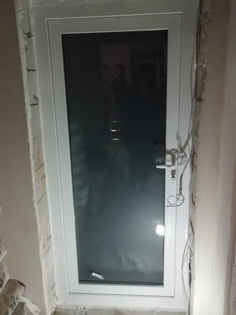 Вхідні металопластикові двері WDS 76 AD з двокамерним енергозберігаючим склопакетом 48 мм, тріплексом та фурнітурою WinkHaus