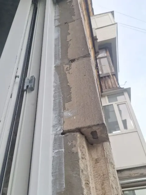 Зовнішня герметизація монтажного шва після встановлення енергоефективного вікна Rehau Euro 70.