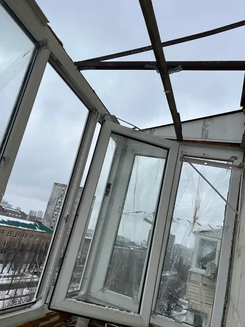 Стан балкона до відновлення пошкоджених конструкцій у Солом'янському районі Києва.