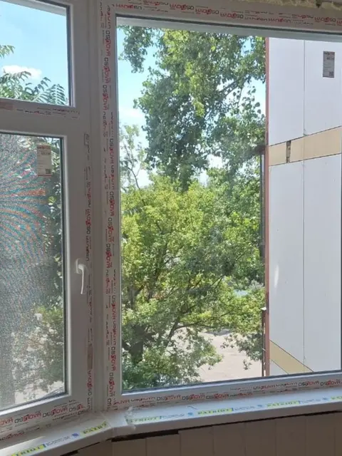 Еркерне скління балкона Osnova Design з відкривними стулками, вигляд із середини приміщення