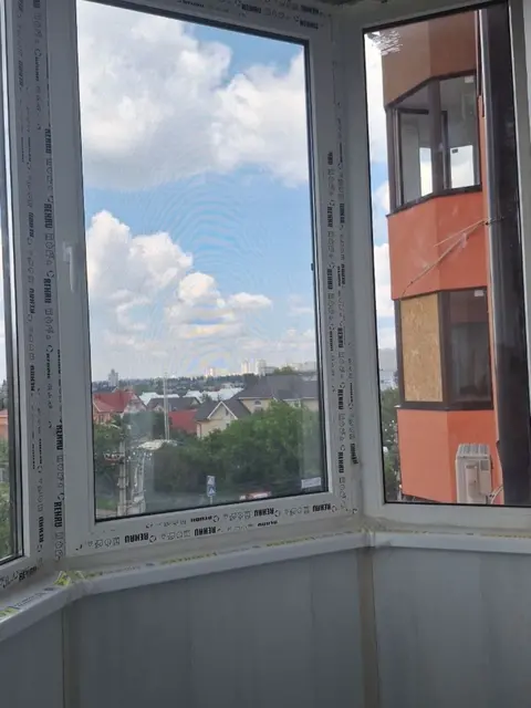 Еркерне скління балкона REHAU 60 з відкривною стулкою та кутовим з’єднанням секцій