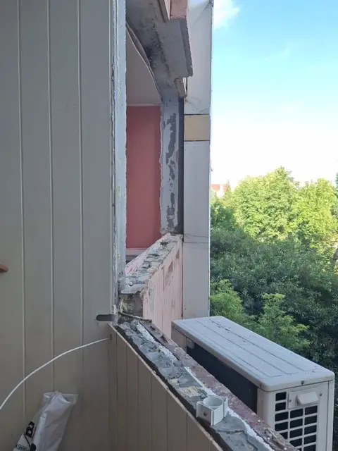 Прорізи лоджії та еркеру після демонтажу старого скління з помітним перепадом висоти між секціями