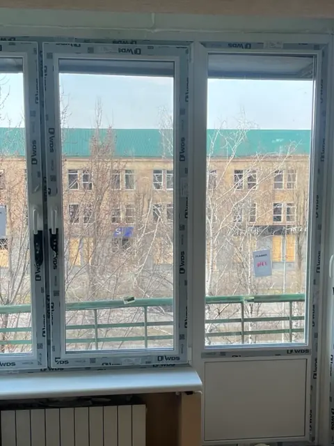 Нове скління лоджії та балконний блок після завершення монтажу. Встановлено енергоефективні металопластикові вікна WDS із двокамерними склопакетами в межах програми єВідновлення.