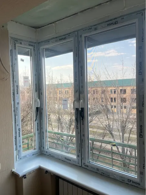 Заміна скління кутової лоджії у квартирі за програмою єВідновлення. Нові енергоефективні вікна WDS із двокамерними склопакетами.