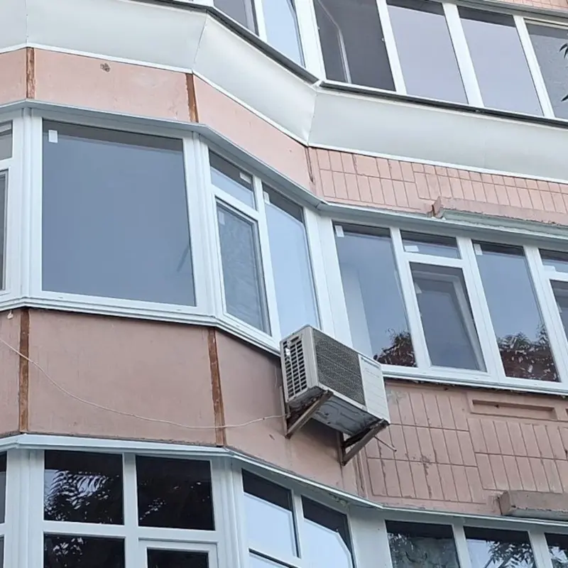 Нове скління лоджії та еркерного балкона на фасаді будинку в Києві
