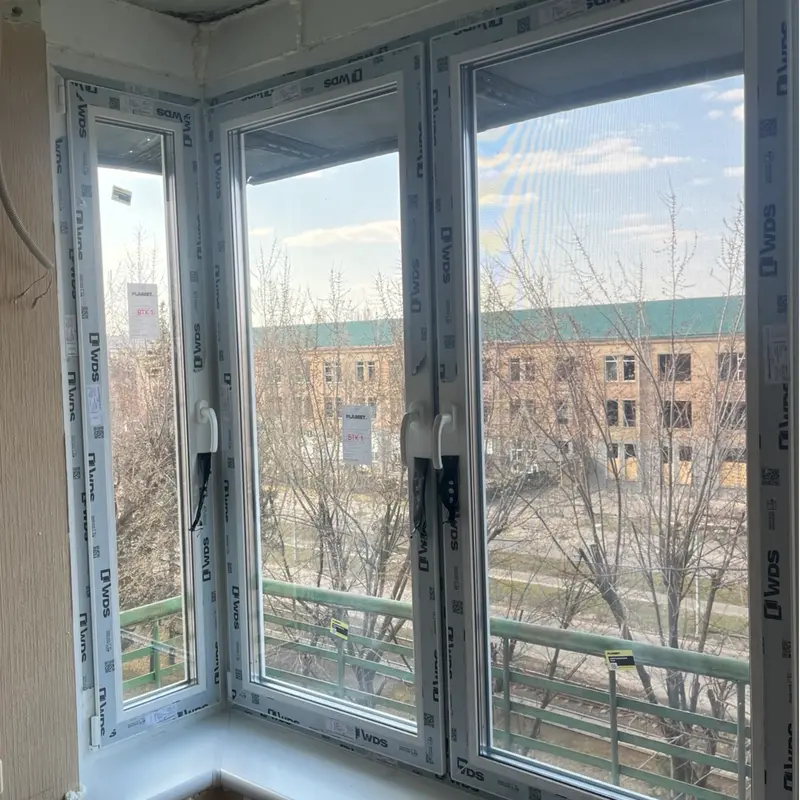 Заміна скління кутової лоджії у квартирі за програмою єВідновлення. Нові енергоефективні вікна WDS із двокамерними склопакетами.