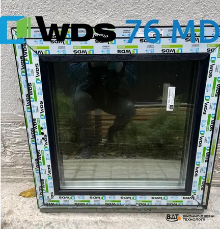 WDS 76 MD, антрацит (WDS Color): вікно зі склопакетом 48 мм перед монтажем — захисна плівка ще на профілі