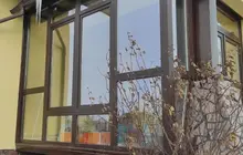 Панорамні вікна для тераси з профілю WDS 5S у кольорі «темний дуб».