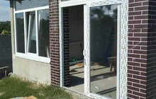 Скління веранди у приватному будинку з вікнами WDS 5S та розсувними дверима WDS 60 SL