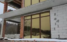 Вікна Ekipazh Ultra 70 з рефлекторним склом, фурнітурою WinkHaus та зовнішньою ламінацією «горіх».