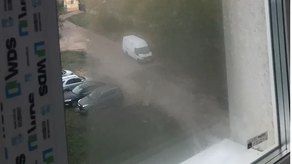 Конденсат на зовнішньому склі зранку — природне явище восени та навесні